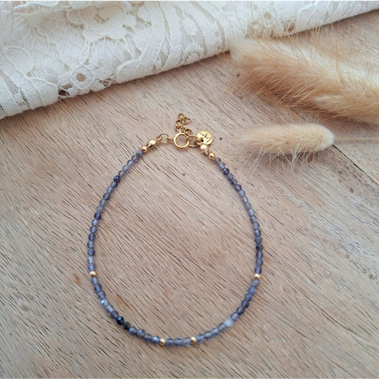Ioliet armband met gold filled details op hout met droogbloemen
