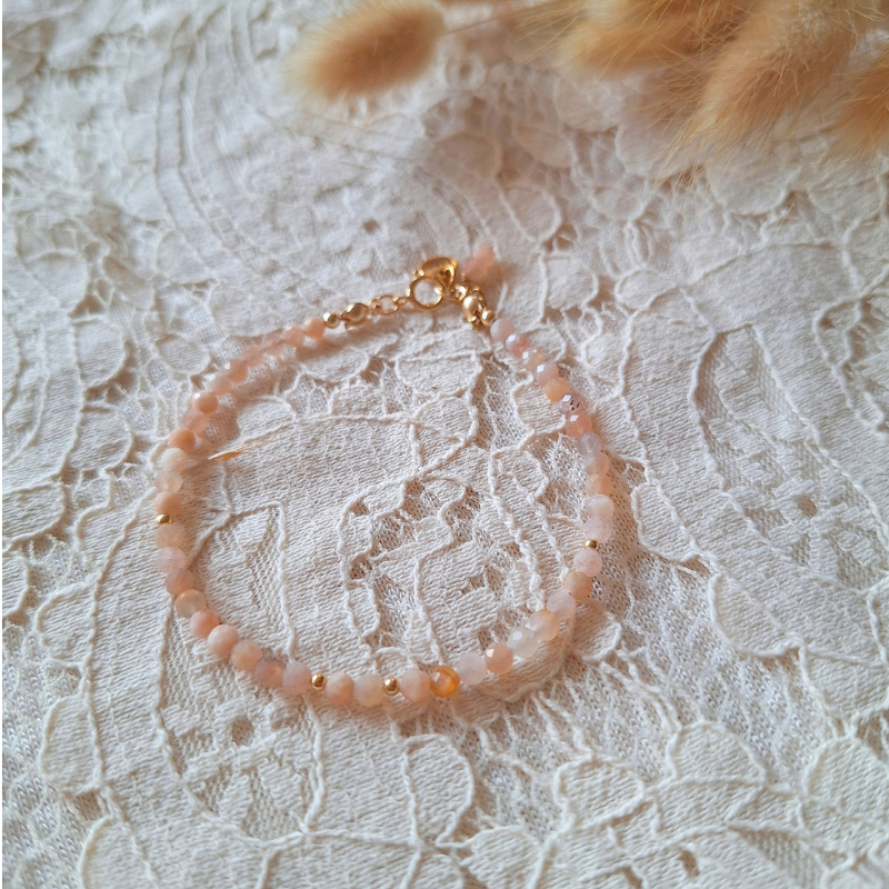 Maansteen armband goldfilled met natuurlijke perzik maansteen op kant