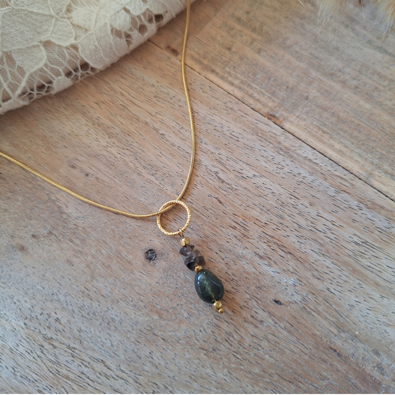 Close-up van ketting met rookkwarts, groene agaat en hematiet